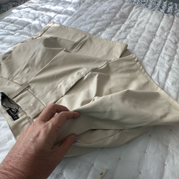 Women's Faux Leather Cream Shorts nwt large - Picture 5 of 6